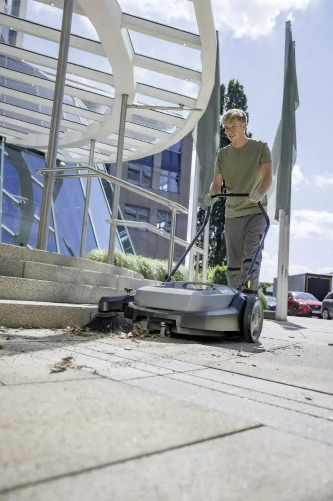 фото Підмітальна машина Karcher KM 70/20 C (1.517-130.0)