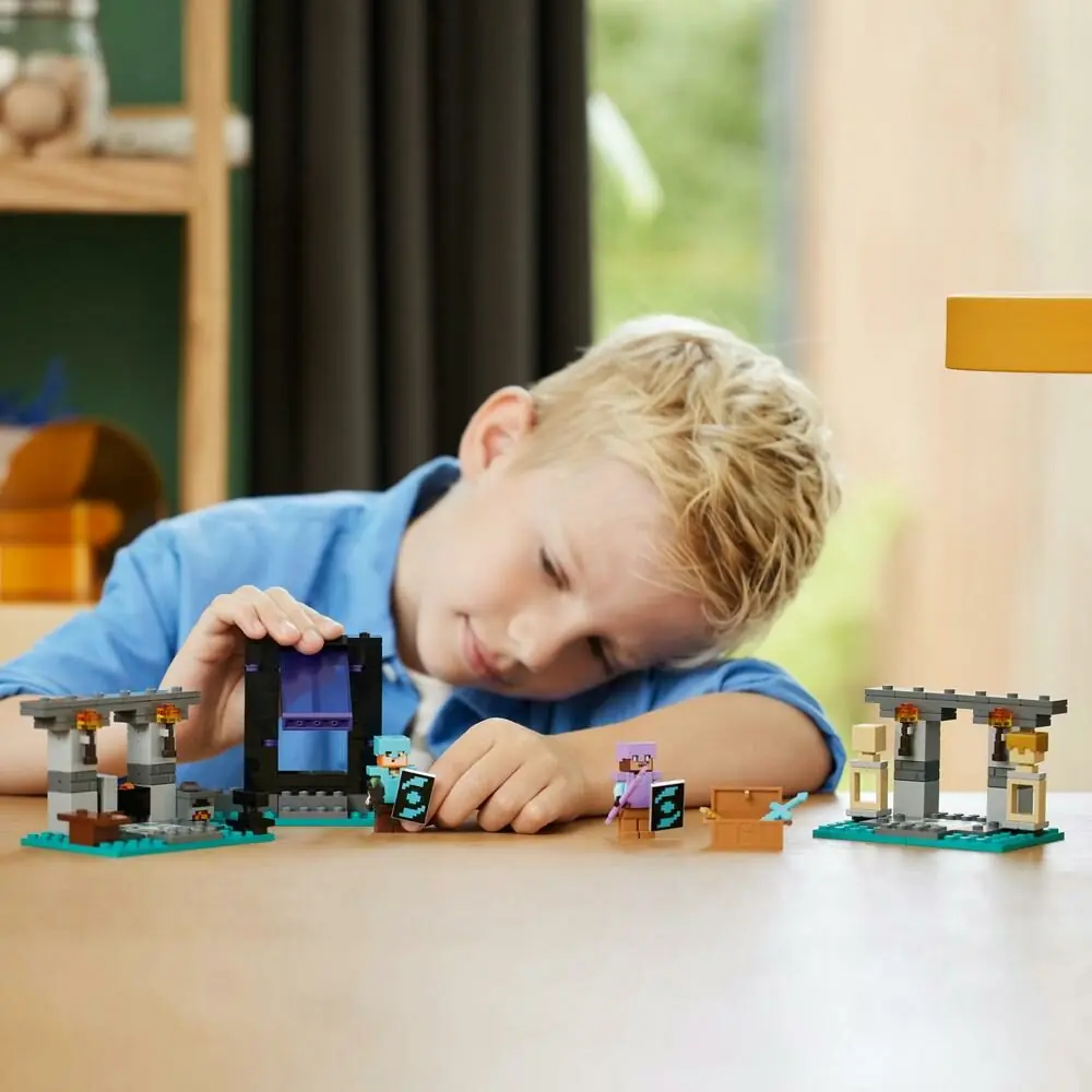 фото Блочный конструктор LEGO Minecraft Оружейная (21252) 2