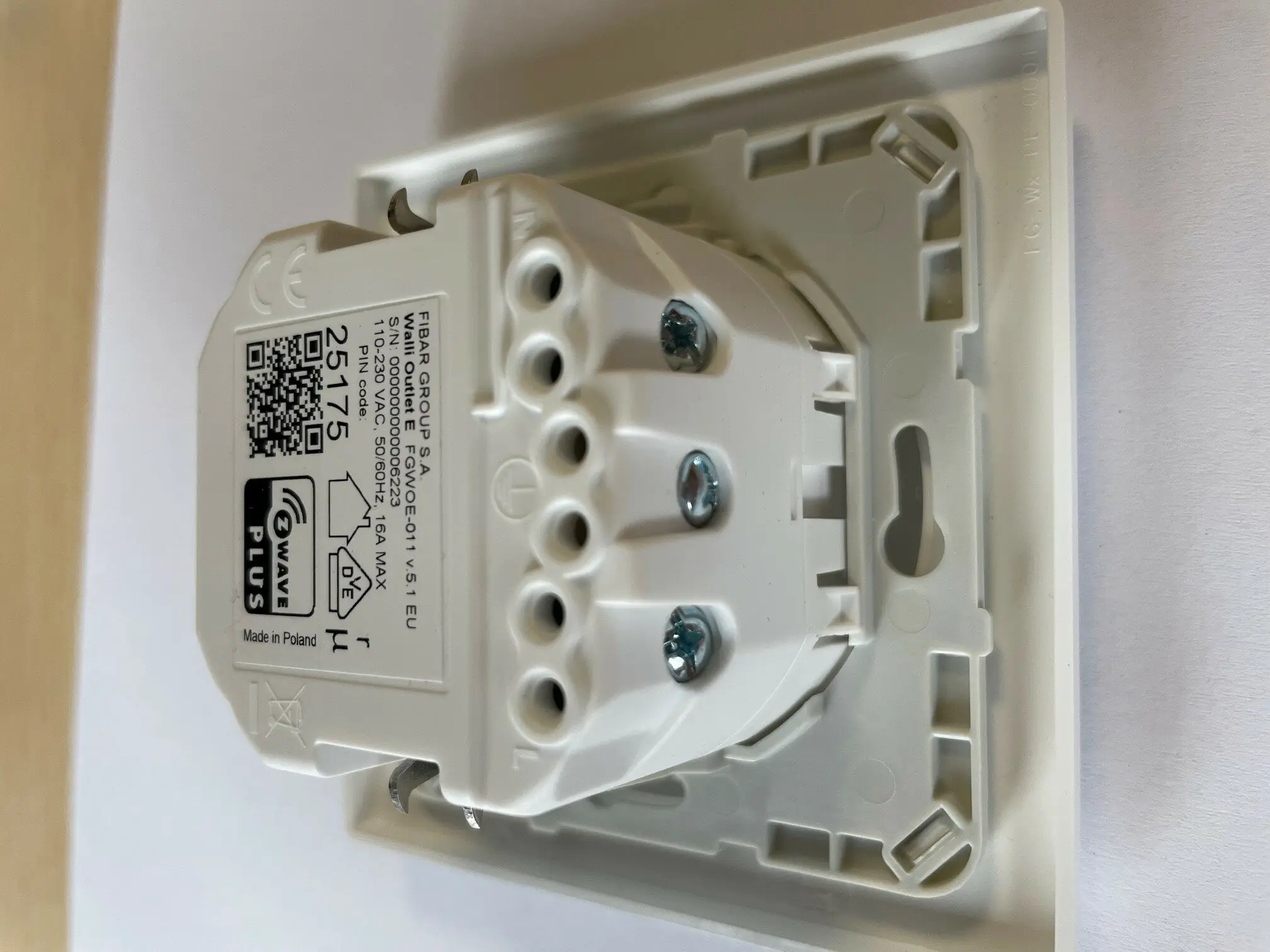 фото Розумна розетка Fibaro Wall (FGWOE-011)